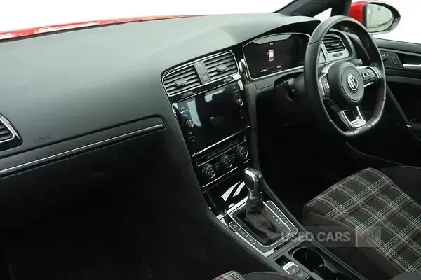 Begagnad VW Golf VII GTI 2019 Röd Halvkombi
