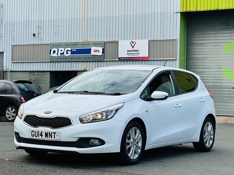 Begagnad Kia Ceed 2014 Vit Halvkombi