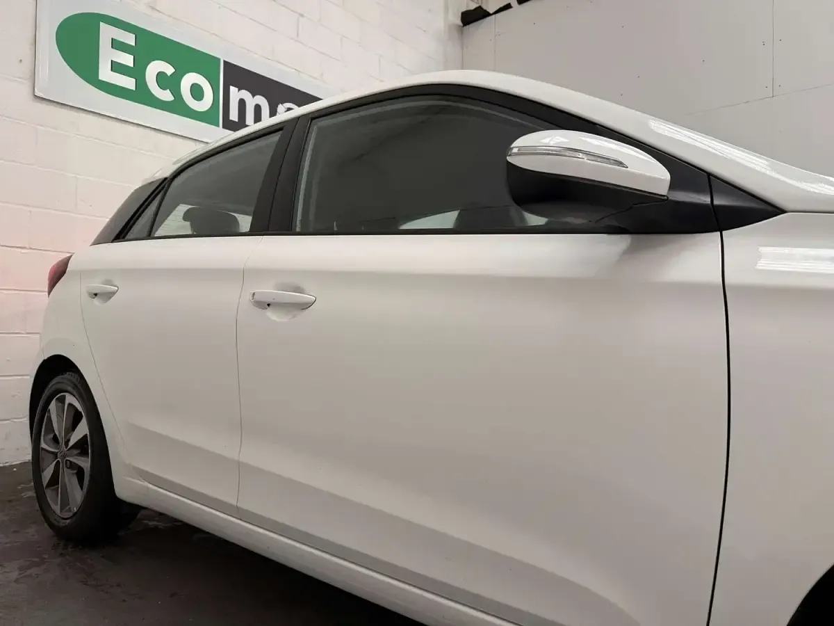 Used Hyundai i20 SE 84 HP (61 kW) 2015 White Hatchback