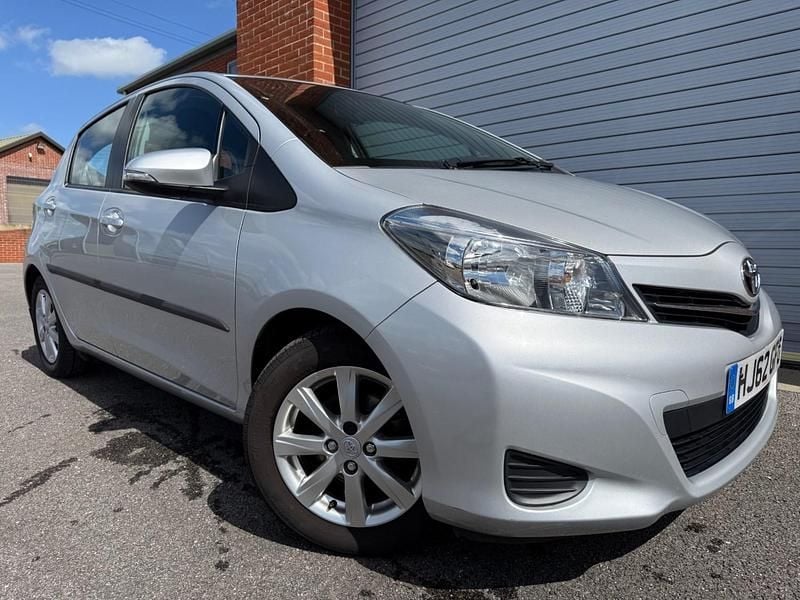Used Toyota Yaris Multidrive S 101 HP (74 kW) 2012 Silver Hatchback