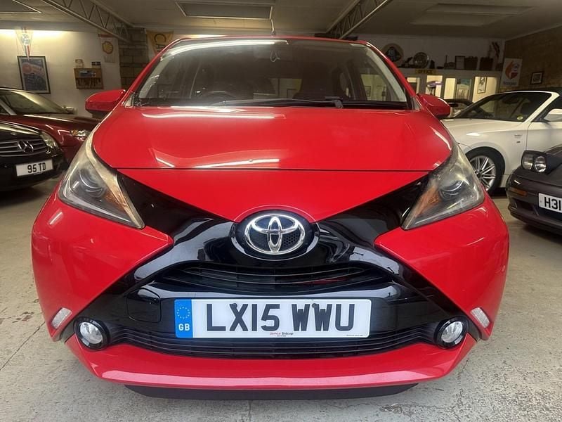 Usado Toyota Aygo x-press 69 HP (50 kW) 2015 Vermelho Citadino