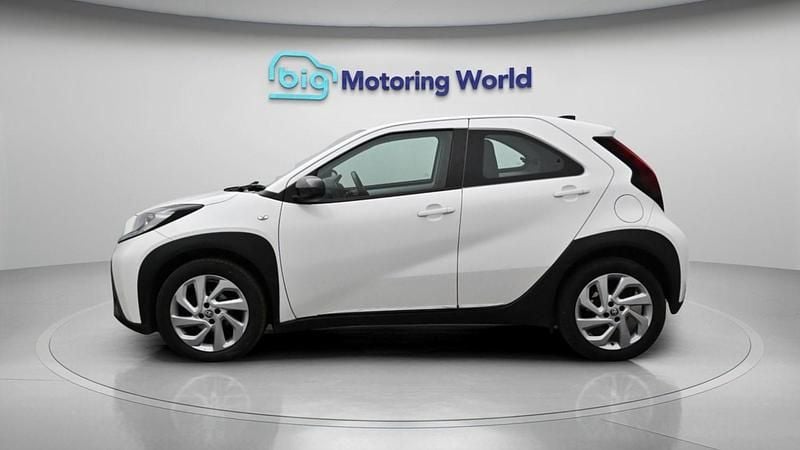 Used Toyota Aygo X PURE 72 HP (52 kW) 2022 White SUV