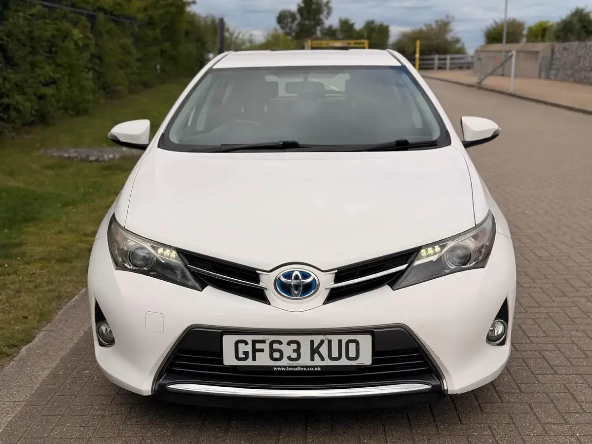 Used Toyota Auris Hybrid 136 HP (100 kW) 2013 White Hatchback