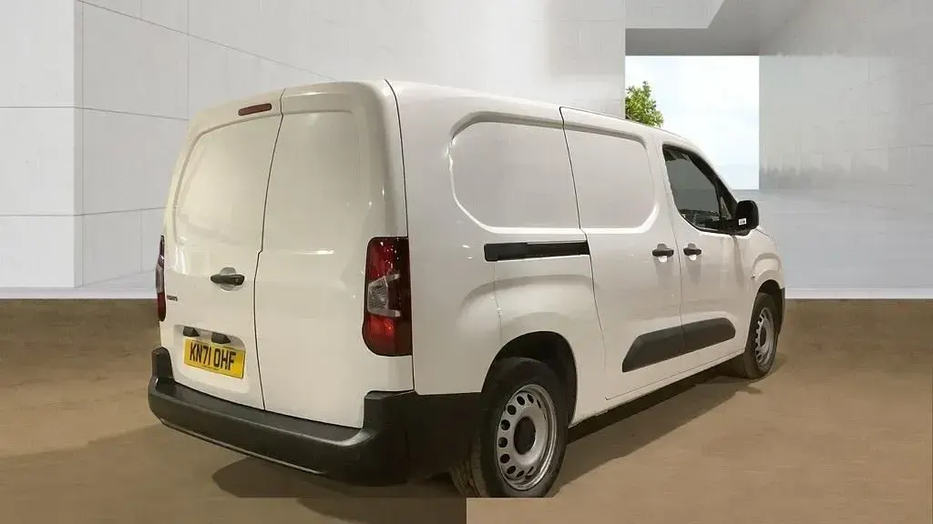 Used Vauxhall Combo 100 HP (73 kW) 2022 White MPV