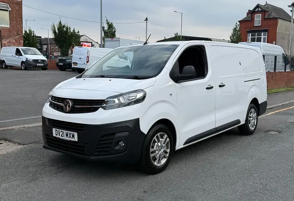 Used Vauxhall Vivaro 100 HP (73 kW) 2021 White MPV