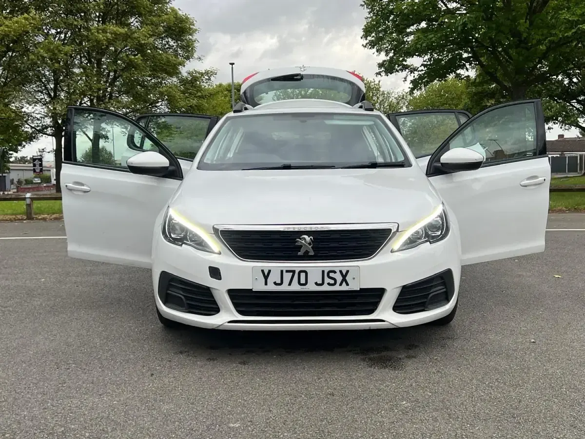 Begagnad Peugeot 308 2020 Vit Halvkombi