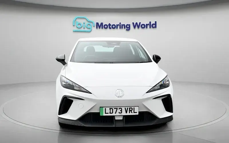 Begagnad MG MG4 EV SE 319 kW (435 HK) 2023 Vit Halvkombi