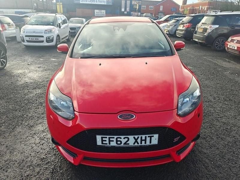 Begagnad Ford Focus ST 250 HK (183 kW) 2012 Röd Halvkombi