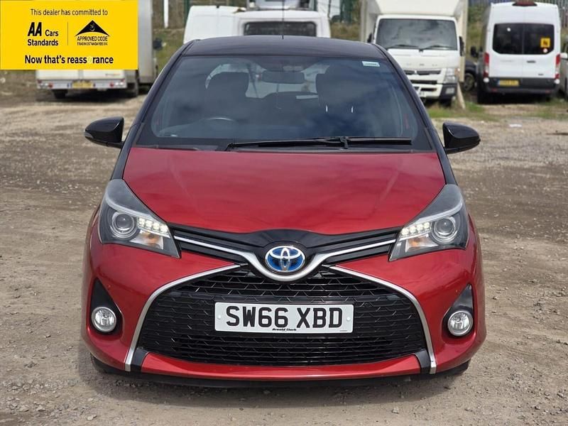 Used Toyota Yaris Hybrid Design 101 HP (74 kW) 2016 Red Hatchback