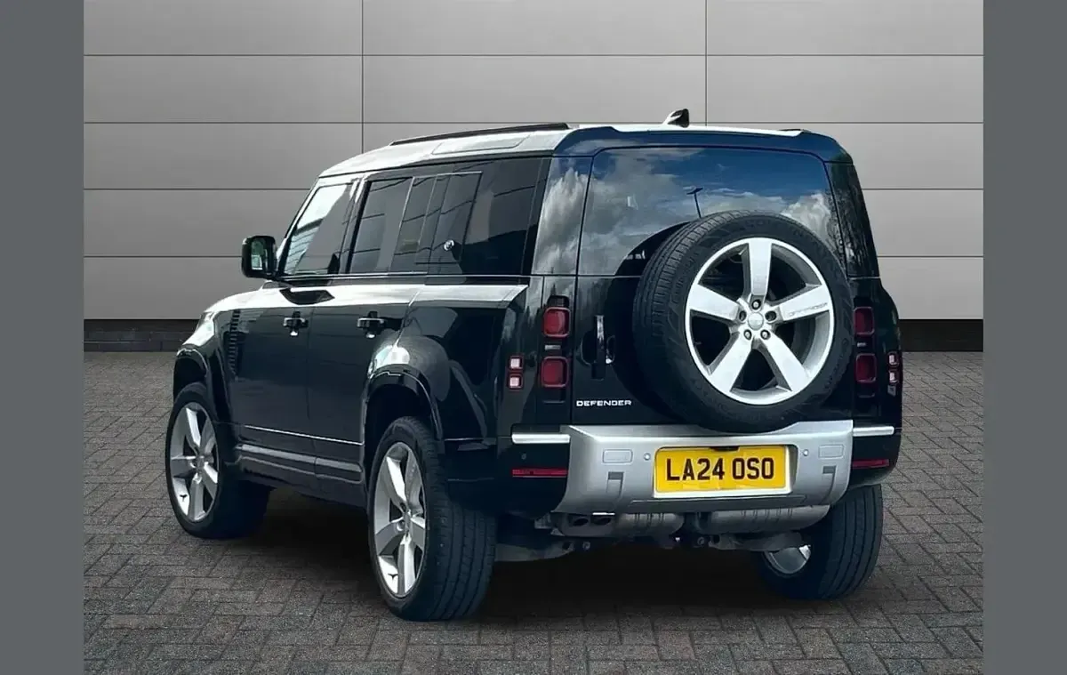 Używany Land Rover Defender 245 KM (180 kW) 2024 Czarny SUV