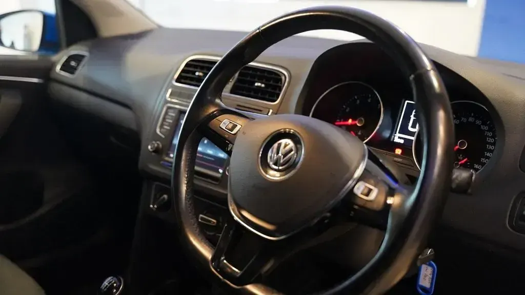Used VW Polo SE 60 HP (44 kW) 2014 Blue Hatchback