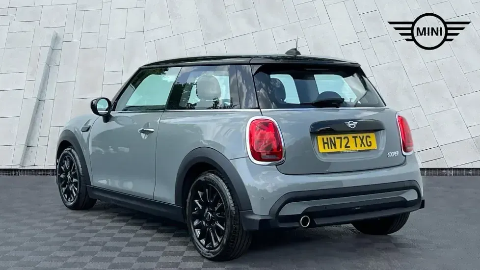 Usado Mini Cooper Classic 134 HP (98 kW) 2022 Cinzento Citadino