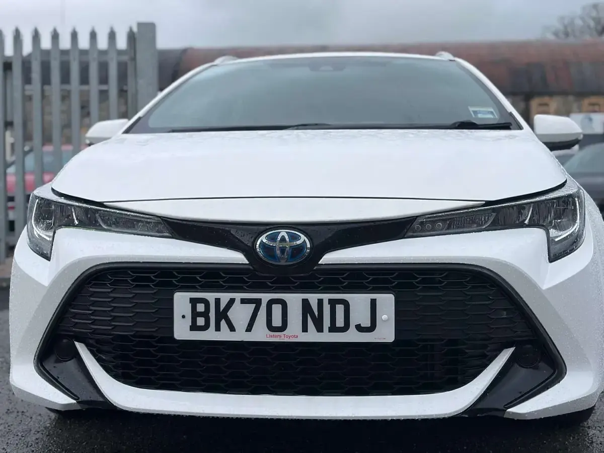 Used Toyota Corolla 122 HP (89 kW) 2020 White Estate