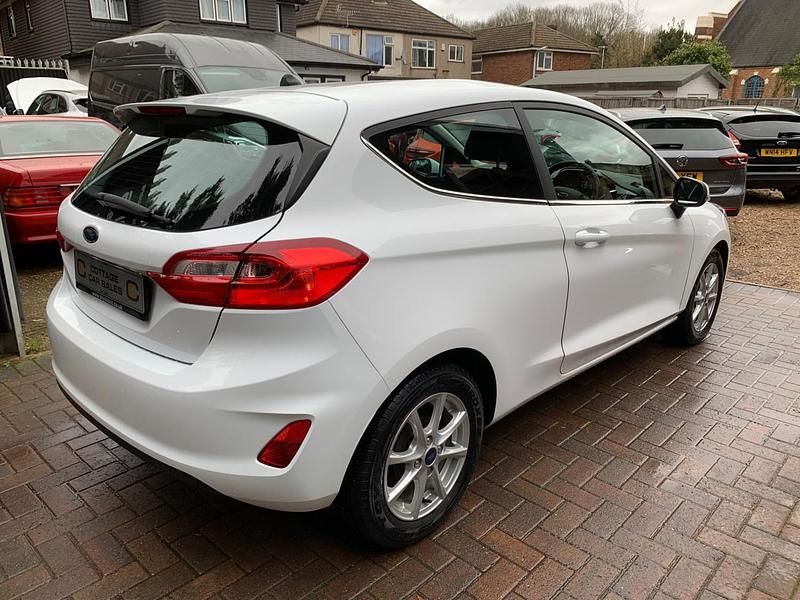 Used Ford Fiesta Zetec 100 HP (73 kW) 2018 White Hatchback