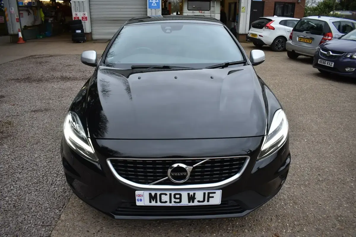 Used Volvo V40 R-Design 122 HP (89 kW) 2019 Black Hatchback