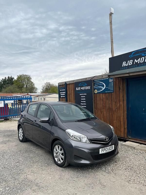 Used Toyota Yaris 99 HP (72 kW) 2013 Grey Hatchback