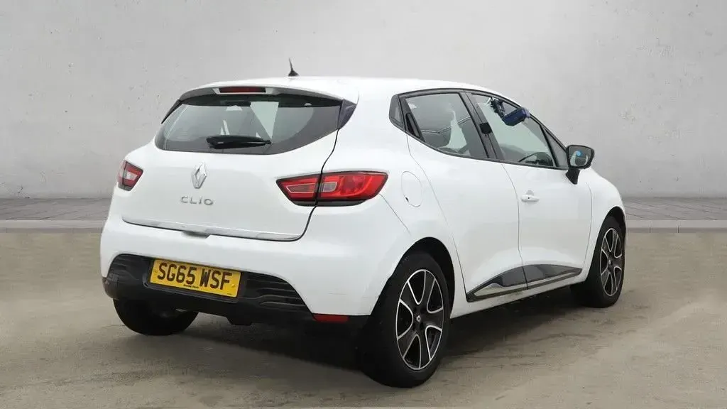 Used Renault Clio Dynamique 75 HP (55 kW) 2015 White Hatchback