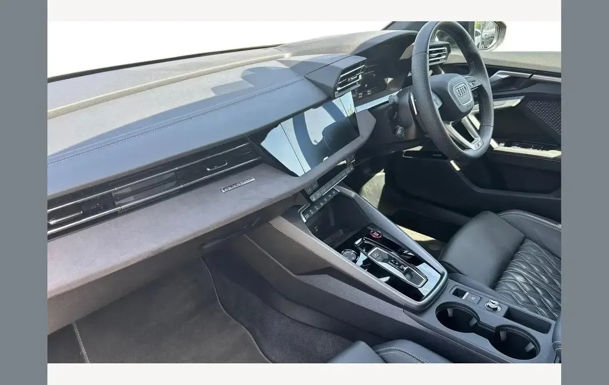 Usado Audi S3 Sportback Black Edition 328 HP (241 kW) 2025 Preto Citadino
