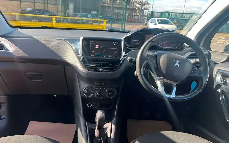 Used Peugeot 208 82 HP (60 kW) 2017 White Hatchback