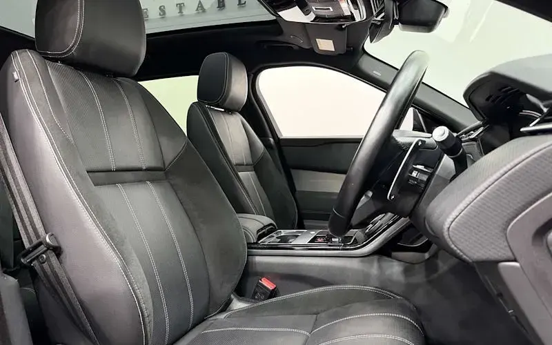 Second-hand Land Rover Range Rover Velar SE Dynamic 250 CP (183 kW) 2022 Roșu SUV