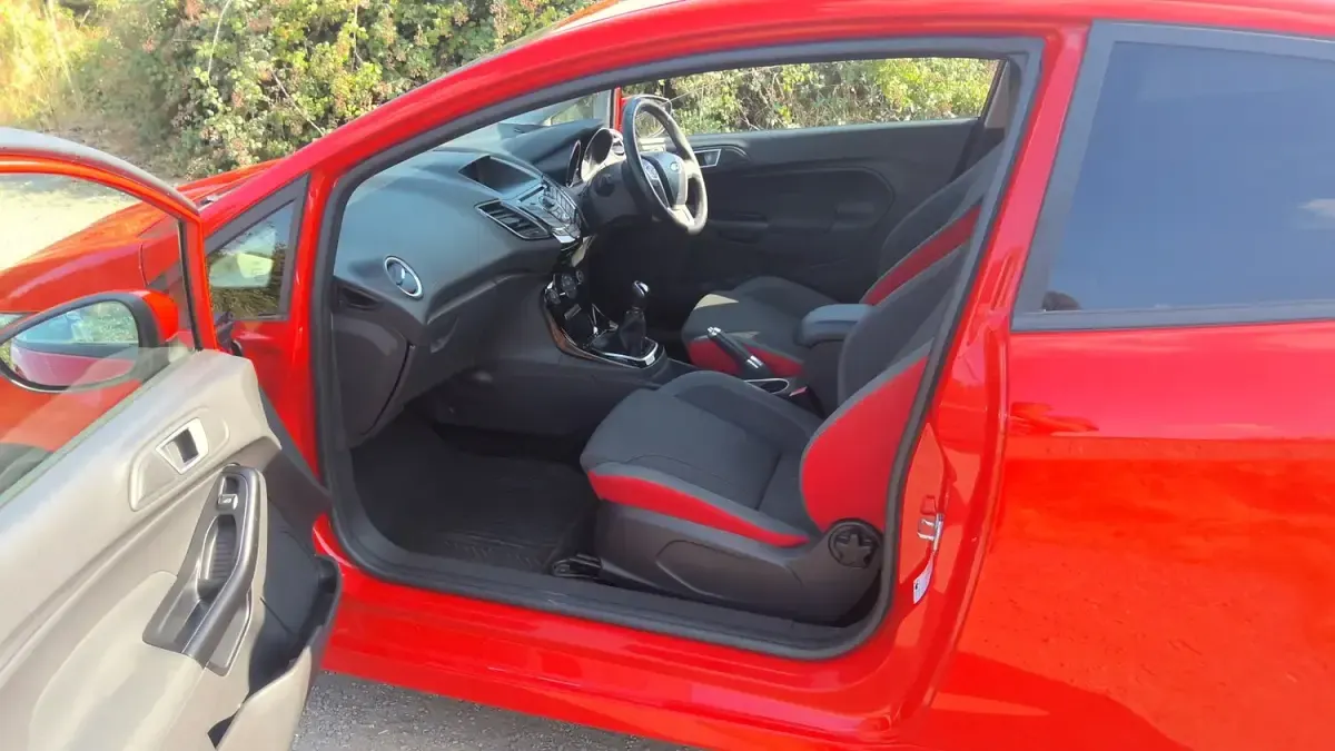 Used Ford Fiesta Zetec 125 HP (91 kW) 2013 Red Hatchback