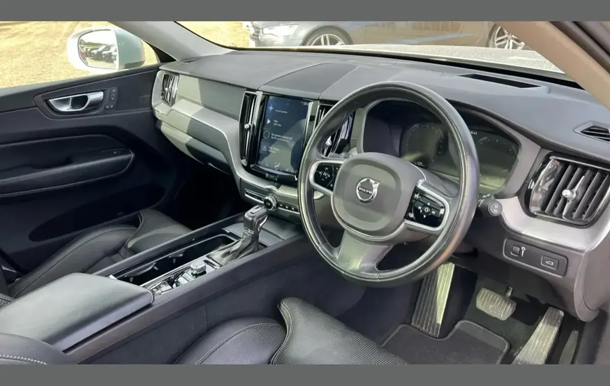 Used Volvo XC60 Inscription 190 HP (139 kW) 2018 Bright silver SUV