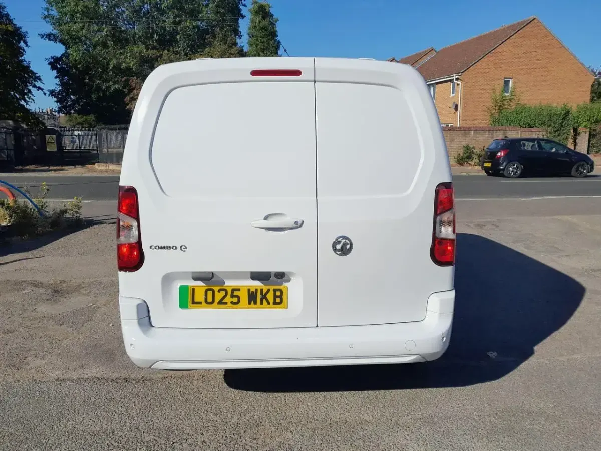 Used Vauxhall Combo 98 kW (134 HP) 2025 White MPV