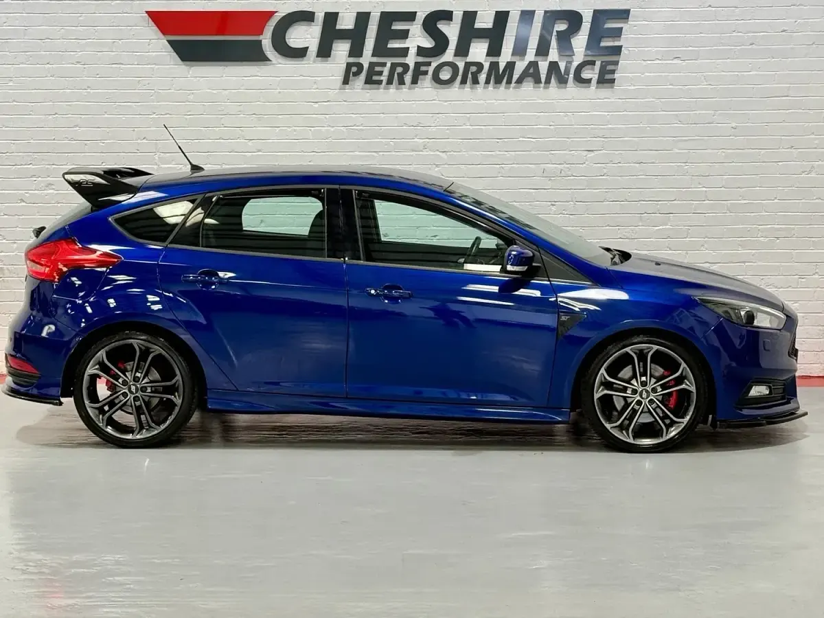 Used Ford Focus Style 300 HP (220 kW) 2017 Blue Hatchback