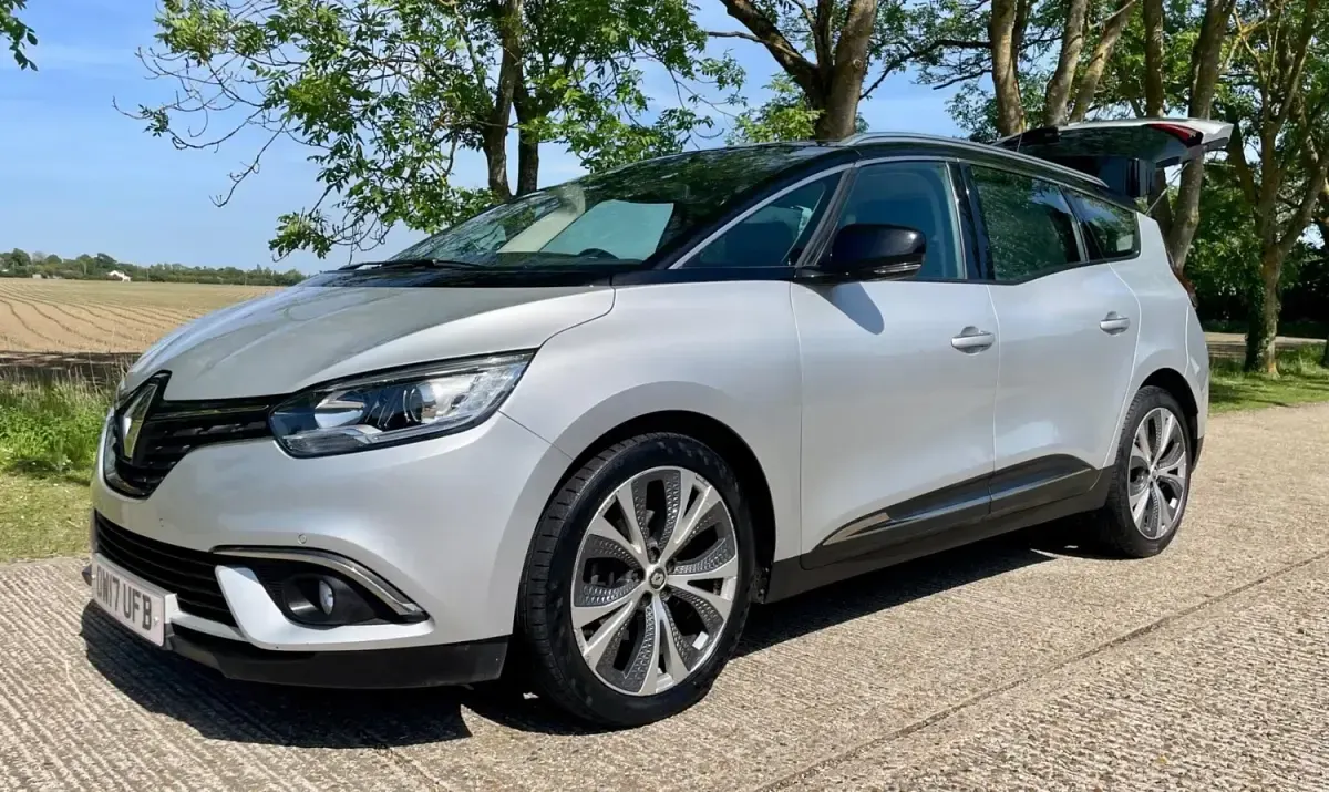Usado Renault Grand Scénic IV Dynamique 110 HP (80 kW) 2017 Preto Monovolume