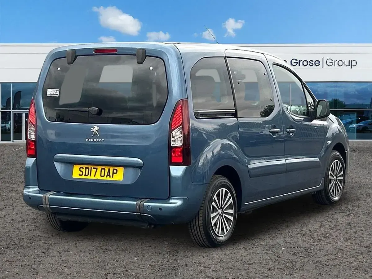 Used Peugeot TePee Allure 100 HP (73 kW) 2017 Blue MPV