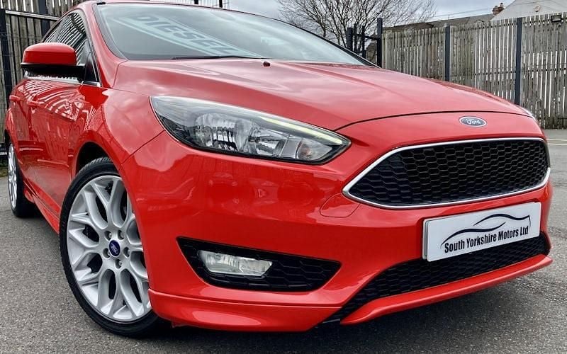 Used Ford Focus Zetec 120 HP (88 kW) 2015 Red Hatchback