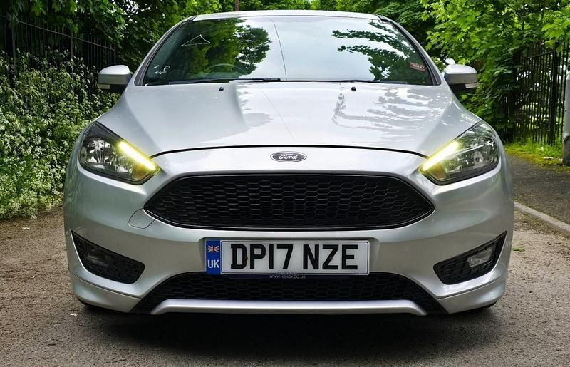 Used Ford Focus ST-Line 125 HP (91 kW) 2017 Silver Hatchback