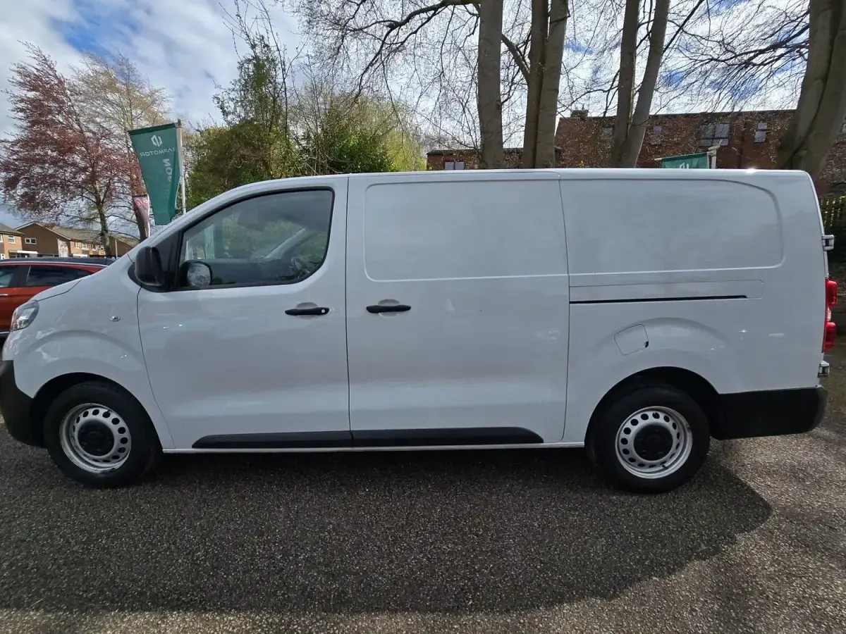 Used Vauxhall Vivaro 100 HP (73 kW) 2023 White MPV