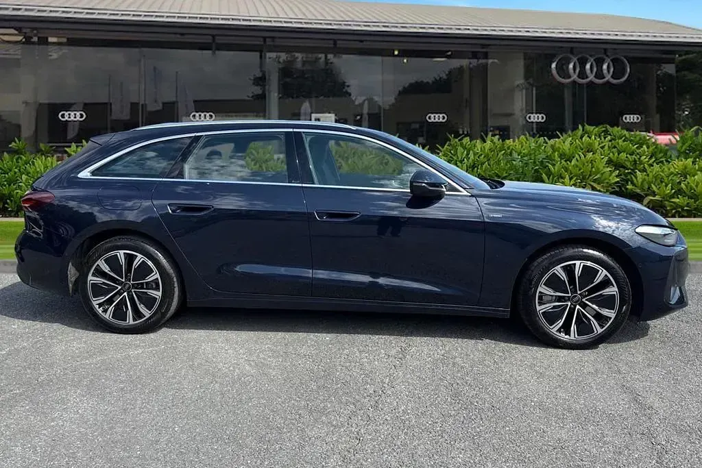 Used Audi A5 Comfort 299 HP (219 kW) 2026 Blue Estate