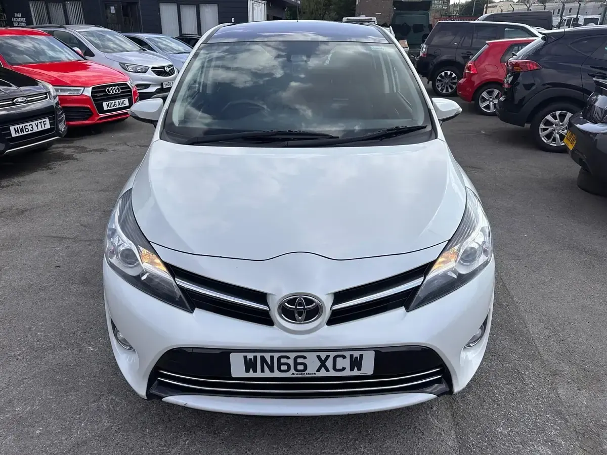 Used Toyota Verso Design 112 HP (82 kW) 2016 White MPV