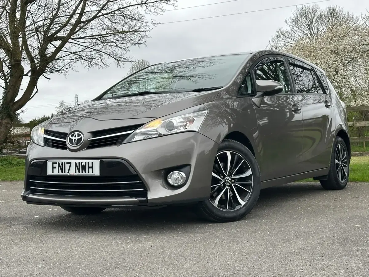 Usado Toyota Verso Design 147 CV (108 kW) 2017 Marrón Monovolumen