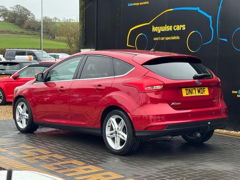 Used Ford Focus Zetec 125 HP (91 kW) 2017 Red Hatchback