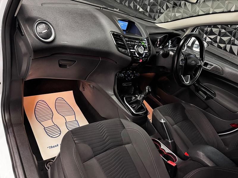 Używany Ford Fiesta Titanium 2014 Biały Hatchback