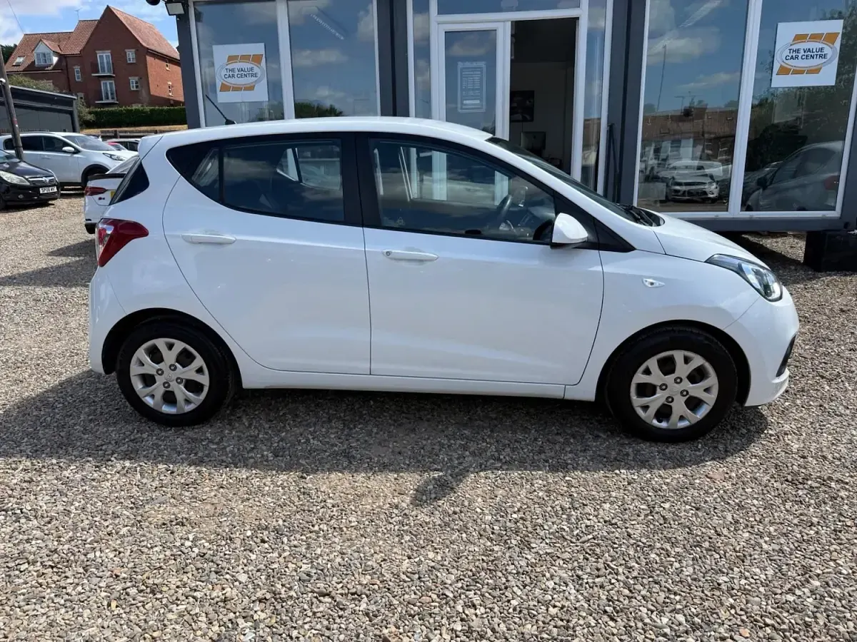 Used Hyundai i10 SE 67 HP (49 kW) 2014 White Hatchback