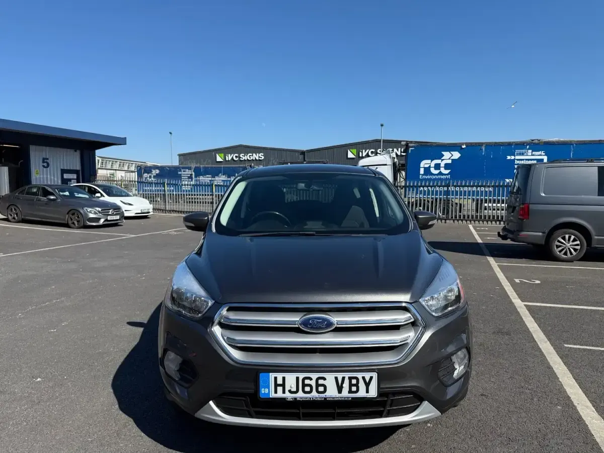 Begagnad Ford Kuga Zetec 150 HK (110 kW) 2017 Grå SUV