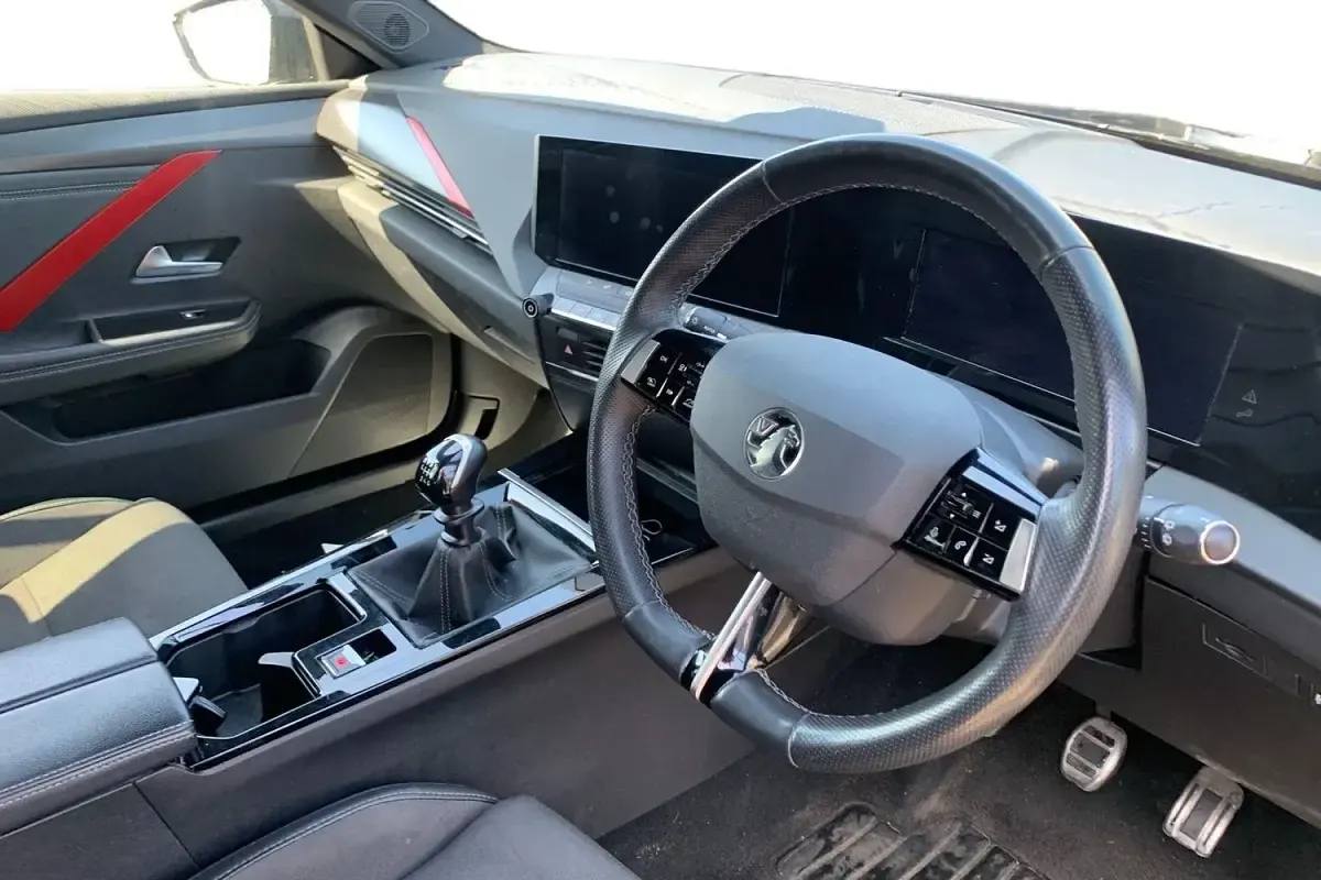 Begagnad Vauxhall Astra GS Line 2022 Svart Halvkombi