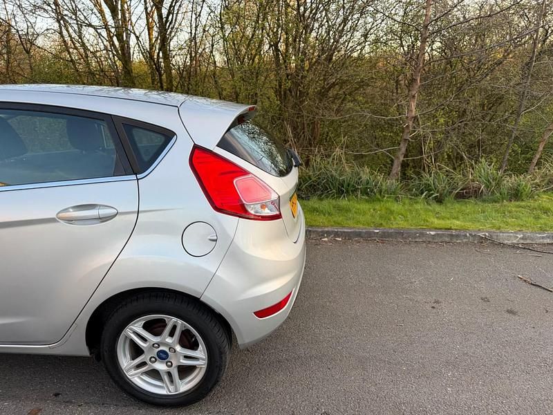 Usado Ford Fiesta Zetec 82 HP (60 kW) 2013 Prateado Citadino