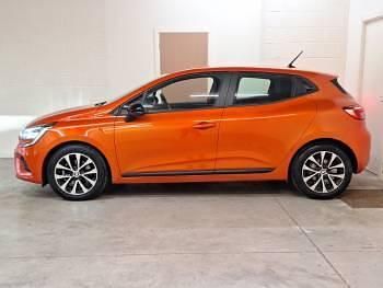 Used Renault Clio V Evolution 145 HP (106 kW) 2023 Orange Hatchback