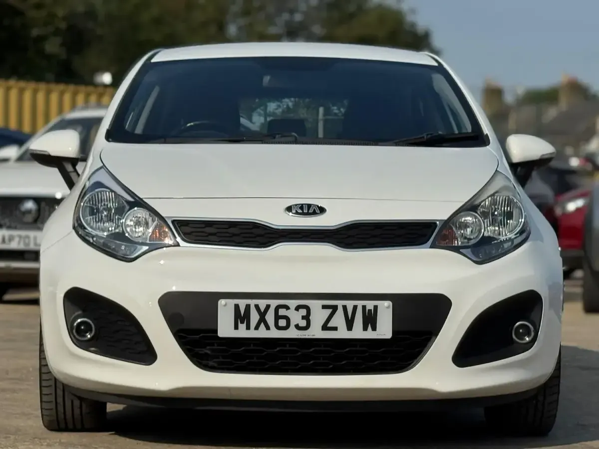 Used Kia Rio 75 HP (55 kW) 2013 White Hatchback