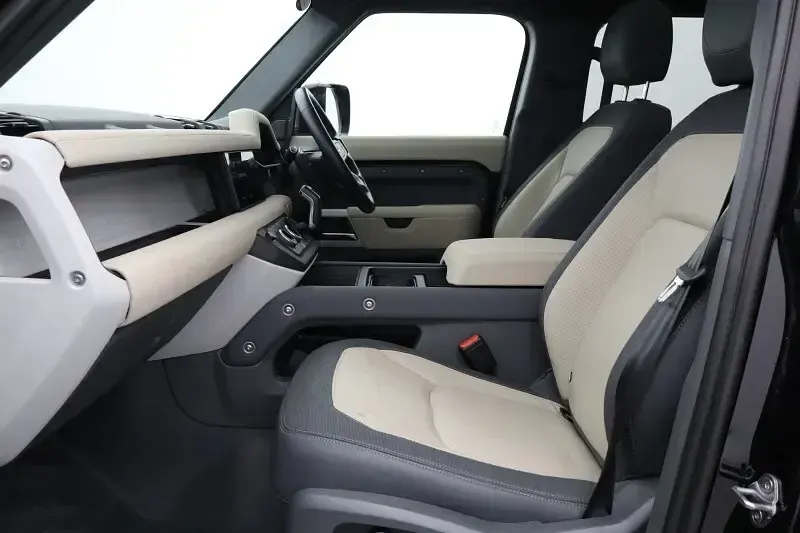 Käytetty Land Rover Defender SE Dynamic 245 HP (180 kW) 2023 Musta Katumaasturi