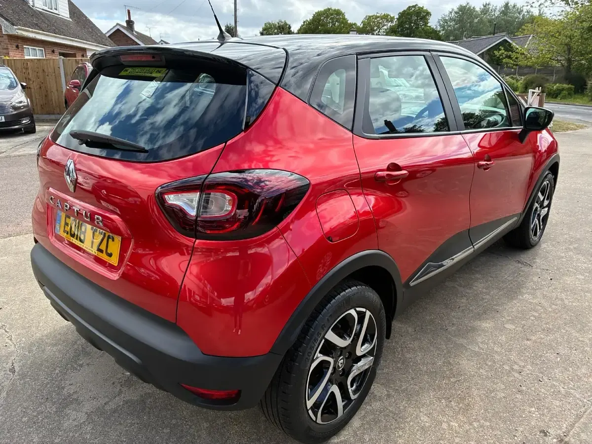 Used Renault Captur Dynamique 90 HP (66 kW) 2018 Red black SUV