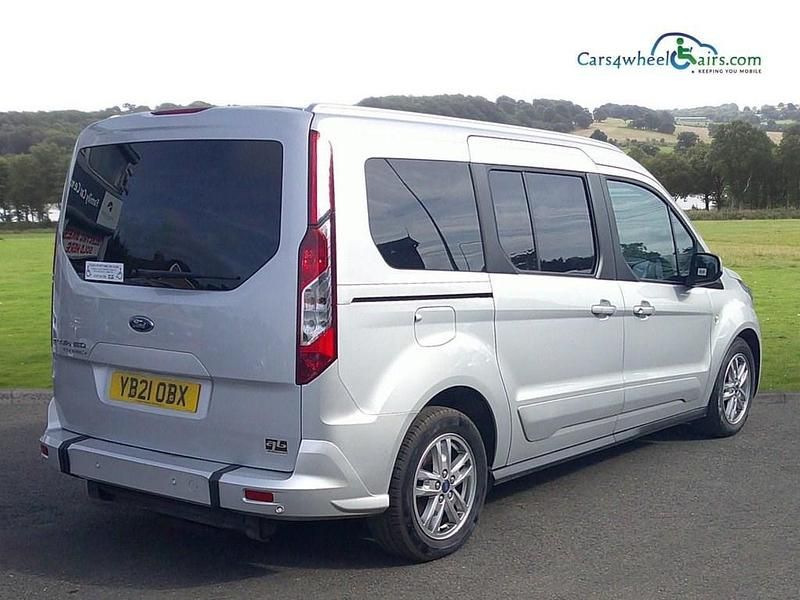 Used Ford Tourneo Titanium 120 HP (88 kW) 2021 Silver MPV