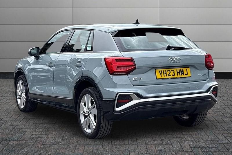 Begagnad Audi Q2 S-Line 2023 Grå SUV