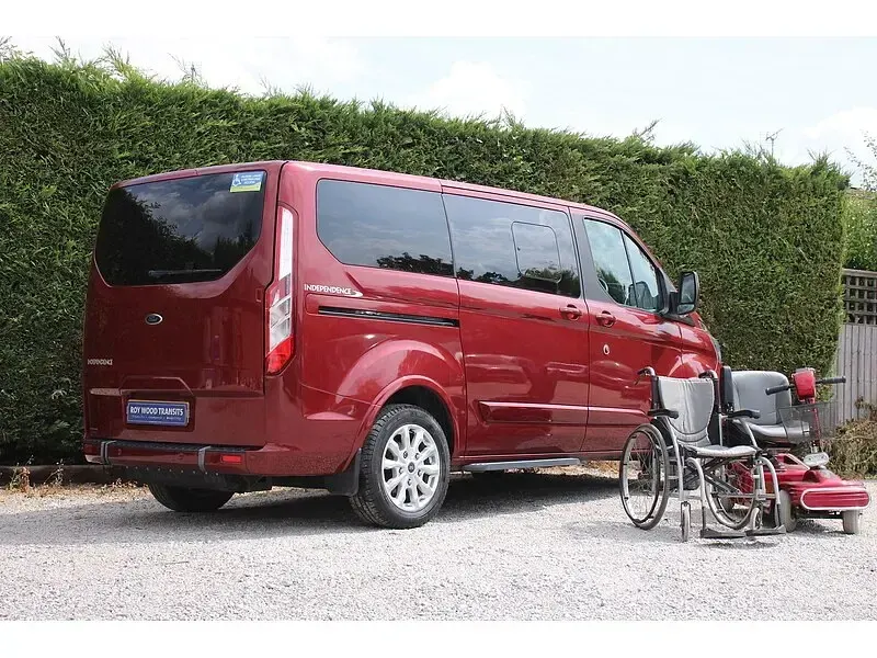 Used Ford Tourneo Custom Titanium 130 HP (95 kW) 2021 Red Van