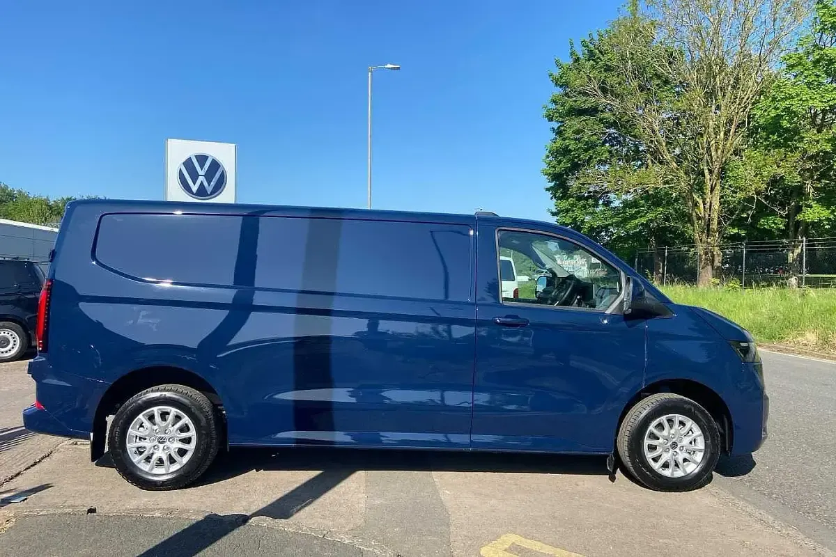 Used VW Transporter Pro 100 kW (136 HP) 2025 Mauve/purple Van